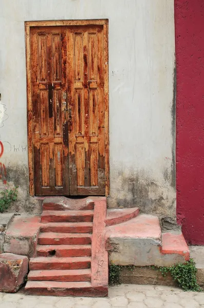 Porta in legno intemperie nel Messico coloniale — Foto Stock