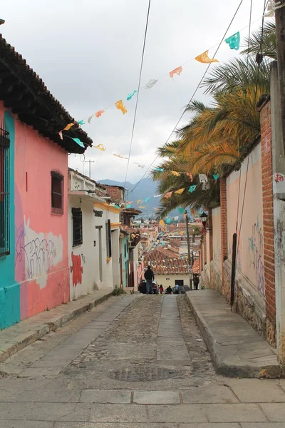 Vista por una estrecha calle mexicana —  Fotos de Stock
