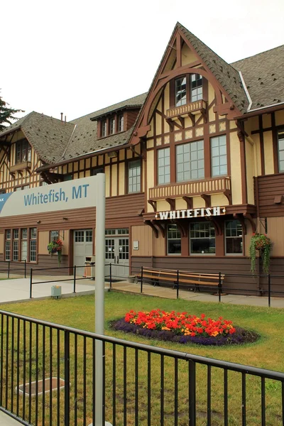 whitefish, montana tarihi amtrak tren istasyonunda