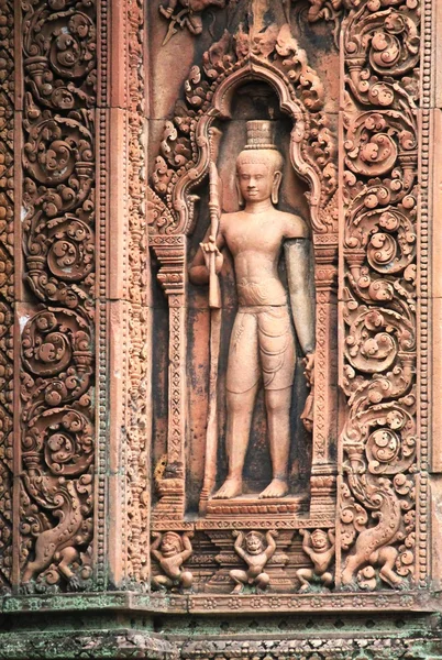 vasi oyulmuş taş kabartma angkor Tapınağı