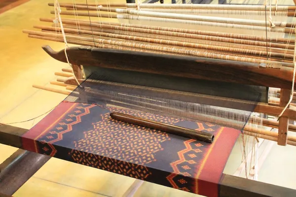 angkor wat yakınındaki büyük bir el dokuma üzerine ipek kumaş dokuma, siem reap, Kamboçya