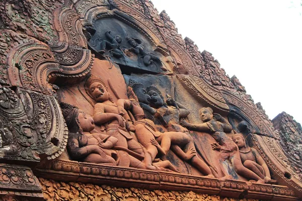 バンテアイ ・ スレイは、アンコール ワット近く「女性寺」での古代寺院の石のレリーフが彫られたシェムリ アップ、カンボジア — ストック写真