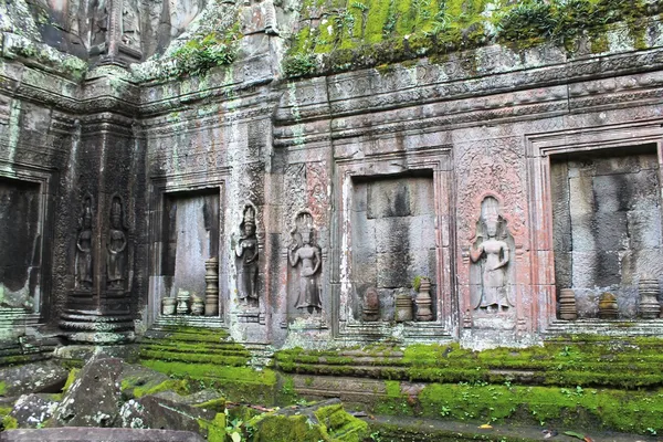 Ruinas del templo de piedra cubiertas de musgo cerca de Angkor Wat, Siem Reap, Camboya — Foto de Stock