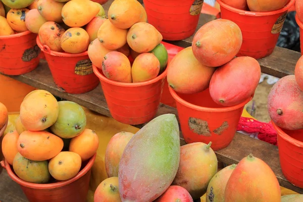 Rijpe mango's te koop in een Mexicaanse boerenmarkt — Stockfoto