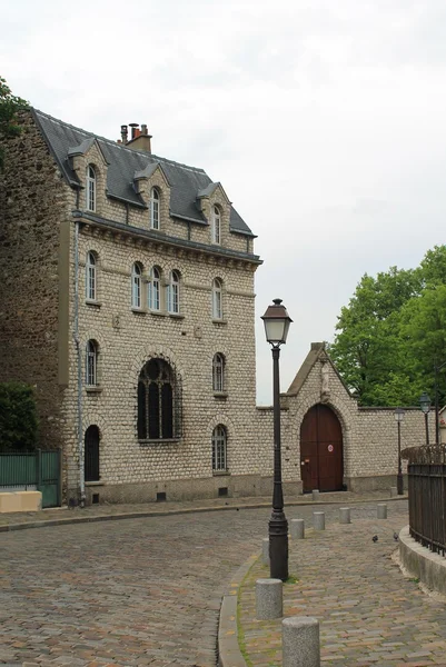 Historischer strassenblick bei montmartre, paris, frankreich — Stockfoto