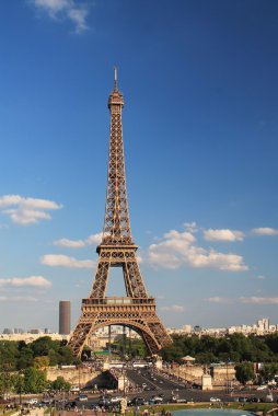 güneşli bir günde Paris'te Eyfel Kulesi