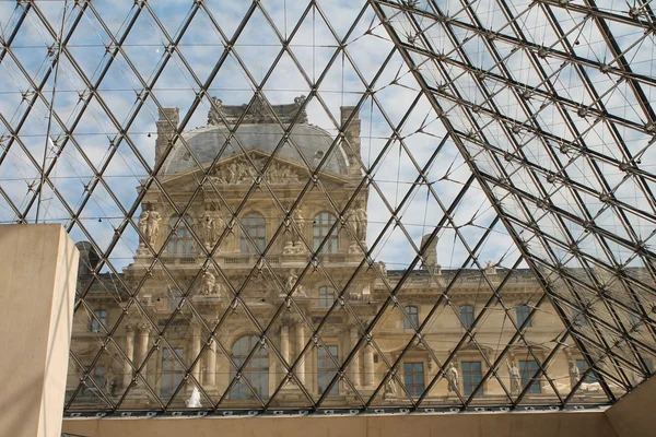cam piramit içinde Louvre'da arıyorsunuz
