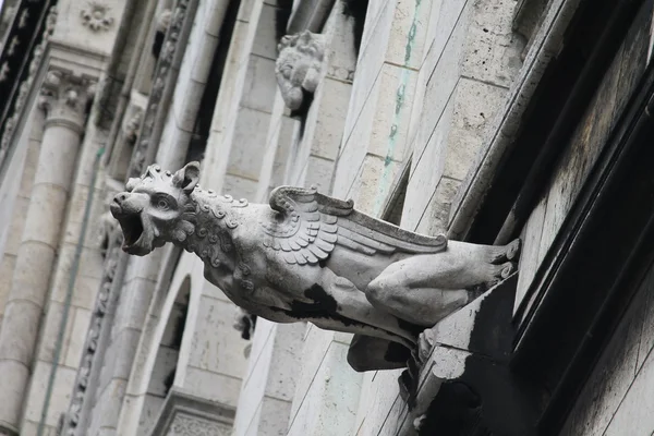 Gargoyle op Sacre Coeur kathedraal, Paris, Frankrijk — Stockfoto