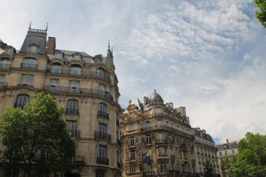 Paris mimari karşı mavi bir gökyüzü kontrast