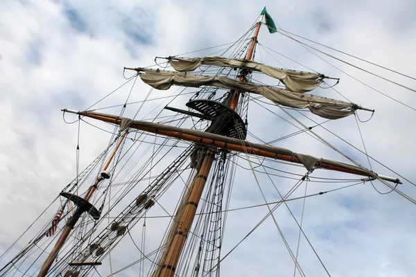 Vysoké lodi stěžeň a jeho lanoví — Stock fotografie