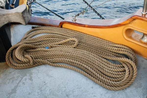 Aufgewickelte Seile auf dem Deck eines Segelschiffs — Stockfoto