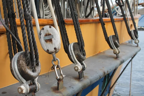 Détail de gréement sur un voilier dans le Pacifique Nord-Ouest Photo De Stock