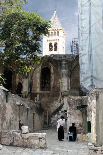 Kudüs'teki kilise avlusunda rahipler.