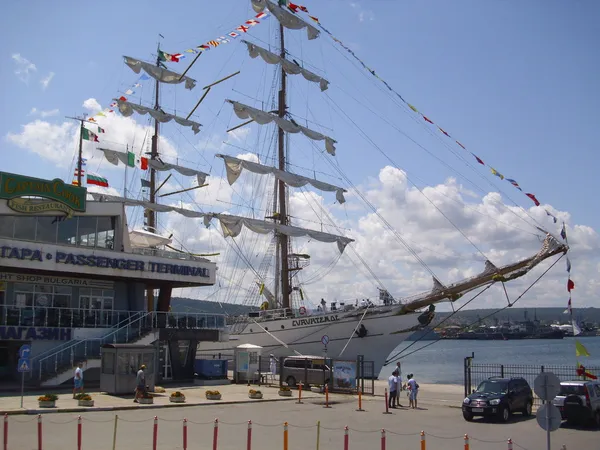 El barco en el muelle en el puerto — Foto de Stock