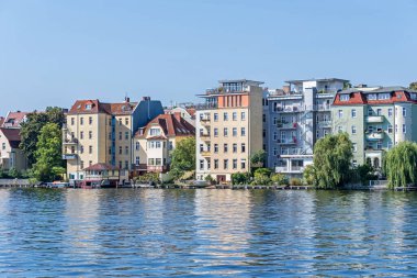Berlin, Almanya - 6 Eylül 2021: Dahme Nehri 'nin sol kıyısında evleri ve Gutenbergstrasse caddesinde tatil evleri 