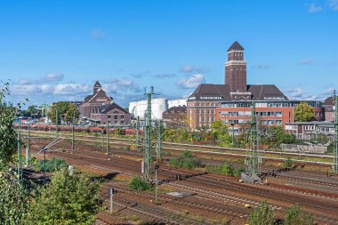 Berlin, Almanya - 6 Ekim 2021: Berlin 'in kalbinde yer alan Alman iç limanlarından biri olan Westhafen limanı BEHALA' nın demiryolu istasyonu ve yönetim binası