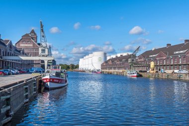 Berlin, Almanya - 6 Ekim 2021: Westhafen limanı BEHALA, trimodal nakliye merkezinin iç liman ve operatörü, depo binaları ve tahıl deposu ve turist botları