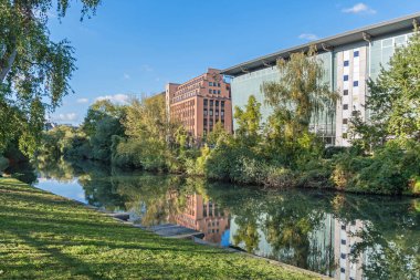 Berlin, Almanya - 7 Ekim 2021: Berlin Uluslararası Uygulamalı Bilimler Üniversitesi ve Mercedes-Benz Şubesi binaları ile Landwehr Kanalı 'nın bankaları