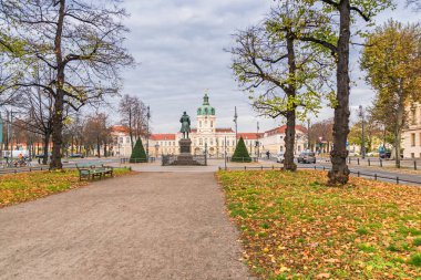 Berlin, Almanya - 13 Kasım 2020: Hohenzollern 'in eski bir yazlık sarayı olan Charlottenburg Sarayı, Prusya Kralı I. Frederick William' ın kardeşi ve İmparator I. William 'ın Anıtı..