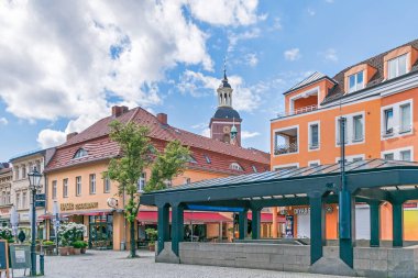 Berlin, Almanya - Mai 23, 2021: Batı banliyölerindeki Spandau ilçesinin tarihi merkezi ve eski kenti Altstadt Spandau metro istasyonu ve St. Nicholas Kilisesi