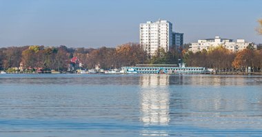 Berlin, Almanya - 8 Kasım 2020: Tegeler Gölü Greenwichpromenade, nehir yolcu gemisi MS Havel Queen ve Haven Köprüsü (Sechserbruecke)