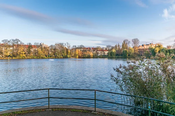 Berlin, Almanya - 12 Kasım 2020: Schaefersee Gölü, 18. yüzyılda yerleşim alanları ve etrafındaki parkın bulunduğu göl kıyısına daha önceki bir çoban çiftliğinin adını verdi.