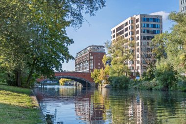 Berlin, Almanya - 7 Ekim 2021: Landwehr Canal Salzufer ve Einsteinufer bankalarının yol köprüsü Dovebruecke, 1910-1911 yılları arasında inşa edildi.