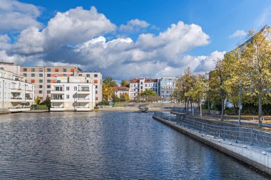 Berlin, Almanya - 12 Ekim 2021: Sonbaharda eski ve modern binaları olan liman havzası Tegeler Hafen
