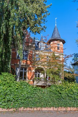 Berlin, Almanya - 12 Ekim 2021: Mimari villa Emil Schwerdtfeger 1898 'de Ringstrasse 28. Sokak' ta Berlin-Lichterfelde Kültür Mirası Anıtları 'nda inşa edildi.