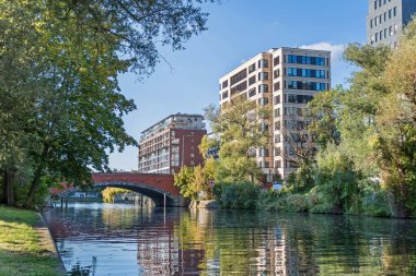Berlin, Almanya - 7 Ekim 2021: Landwehr Canal Salzufer ve Einsteinufer bankalarının yol köprüsü Dovebruecke, 1910-1911 yılları arasında inşa edildi.