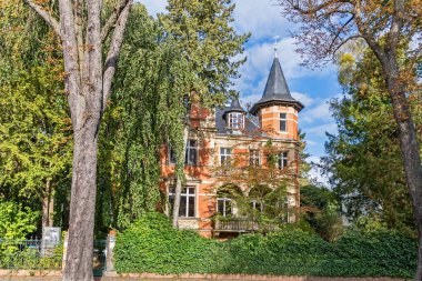 Berlin, Almanya - 12 Ekim 2021: Mimari villa Emil Schwerdtfeger 1898 'de Ringstrasse 28. Sokak' ta Berlin-Lichterfelde Kültür Mirası Anıtları 'nda inşa edildi.