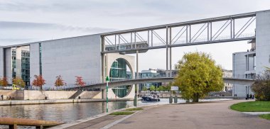 Berlin, Almanya - 18 Ekim 2021: River Spree ve Marie-Elisabeth-Lueders Evi 'ni yeni parlamento binası Paul-Loebe Evi' ne bağlayan önceden vurgulanmış beton köprü. 