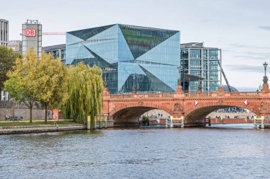 Berlin, Almanya - 18 Ekim 2021: Moltke Köprüsü ile River Spree, Washingtonplatz, Küp Berlin ve Berlin Merkez İstasyonu 'nda (Berlin Hauptbahnhof) 