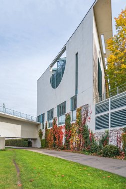 Berlin, Almanya - 18 Ekim 2021: Almanya Federal Başbakanlık Konsolosluğu 'nun (Bundeskanzleramt) köprüsü, renkli duvar ve bir rektör parkı ile arka kısmı