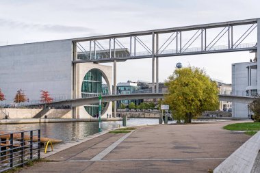Berlin, Almanya - 18 Ekim 2021: River Spree ve Marie-Elisabeth-Lueders Evi 'ni yeni parlamento binası Paul-Loebe Evi' ne bağlayan önceden vurgulanmış beton köprü. 