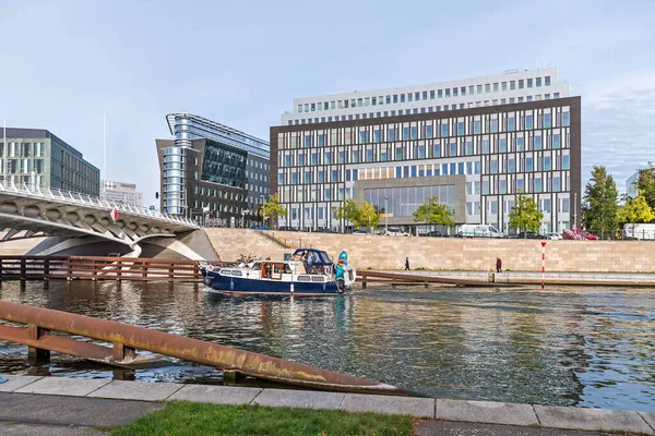 ベルリン ドイツ 10月18 2021 川の銀行その反射ファサードとニュース会議棟 皇太子橋とレクリエーションボートとSoftedシステムの建物とフリーカペルUfer — ストック写真