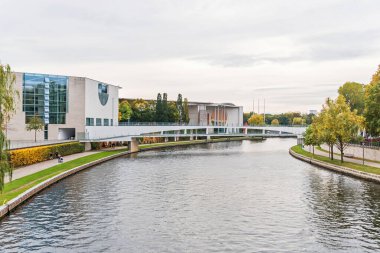 Berlin, Almanya - 18 Ekim 2021: Spree Bettina-von-Arnim Nehri kıyısı Alman Federal Başbakanlık binasının arka kısmı ve Moltkebruecke Köprüsü 'nden görünen köprü