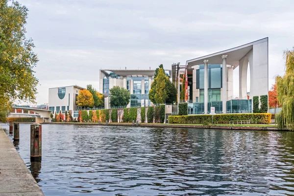 Berlin, Almanya - 18 Ekim 2021: Almanya Federal Başkonsolosluğu 'nun (Bundeskanzleramt) arka kısmına sahip River Spree Köprüsü, renkli duvar ve bir rektör parkı