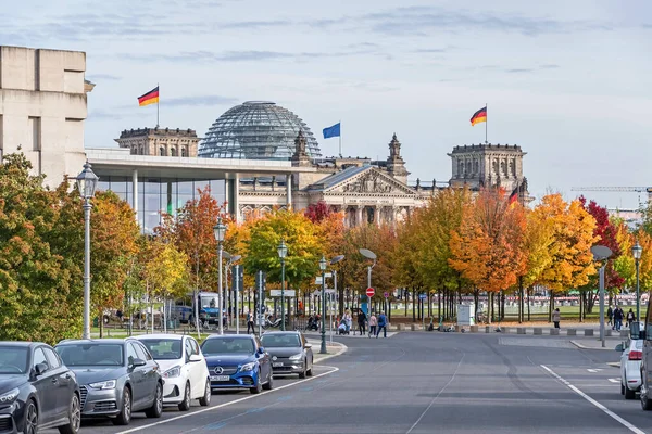 Berlino Germania Ottobre 2021 Reichstag Del Parlamento Tedesco Circondato Alberi — Foto Stock