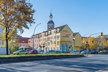 Berlin, Almanya - 28 Ekim 2021: Batı banliyölerindeki Spandau ilçesinin tarihi merkezi ve eski bir kasabası olan Am Juliusturm ve St. Nicholas Kilisesi