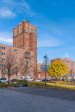 Berlin, Almanya - 30 Ekim 2021: Borsigwerke, Berlin-Tegel 'deki Borsigturm Meydanı ve Borsigturm' u inşa eden yüksek katlı çelik çerçeve.