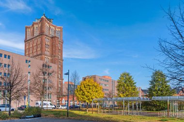 Berlin, Almanya - 30 Ekim 2021: Borsigwerke, Berlin-Tegel 'deki Borsigturm Meydanı ve Borsigturm' u inşa eden yüksek katlı çelik çerçeve.