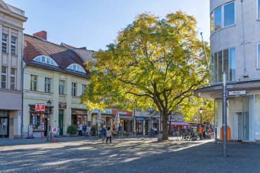 Berlin, Almanya - 28 Ekim 2021: Tarihi merkez ve merkez meydanı Markt ve Breite Caddesi, küçük dükkanlar ve restoranlar ile eski Spandau kasabası
