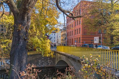 Berlin, Almanya - 28 Ekim 2021: Muehlengraben (değirmen çukuru), Moritz caddesi ve müzik okulu binası üzerinde köprüsü olan Spandau ilçesinin tarihi merkezi ve eski kenti