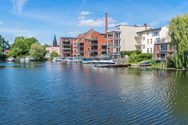 Brandenburg an der Havel, Almanya - 14 Haziran 2022: Tekne limanındaki yeni modern yaşam alanı Buga bölgesi eski endüstriyel harabeler ve eski bir milyonun inşaatı