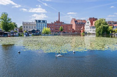 Brandenburg an der Havel, Almanya - 14 Haziran 2022: Eski değirmen inşaatı ile sokak Muehlendamm. Neustaedtisches Wassertor 'dan Brandenburg Kanalı' na veya Brandenburger Stadtkanal 'a bakın.