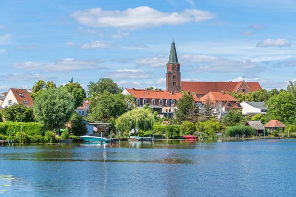 Brandenburg an der Havel, Almanya - 14 Haziran 2022: Dominsel (Katedral Adası), en eski yapısına sahip şehrin tarihi kalbi: St. Peter ve Paul Cathedra.
