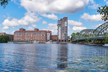 Berlin, Almanya - 6 Ağustos 2022: Eiswerderbruecke köprüsü ve Frieda Arnheim Gezinti Alanı ile Havel Nehri