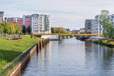 Berlin, Almanya - 23 Eylül 2022: Berlin-Spandau nakliye kanalı ve yeni Bölge üzerindeki yeni köprü Golda-Meir-Steg 