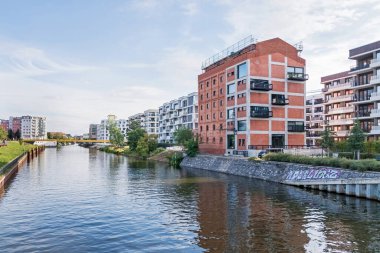 Berlin, Almanya - 23 Eylül 2022: Berlin-Spandau nakliye kanalı ve yeni Bölge üzerindeki Yeni Köprü Golda-Meir-Steg 